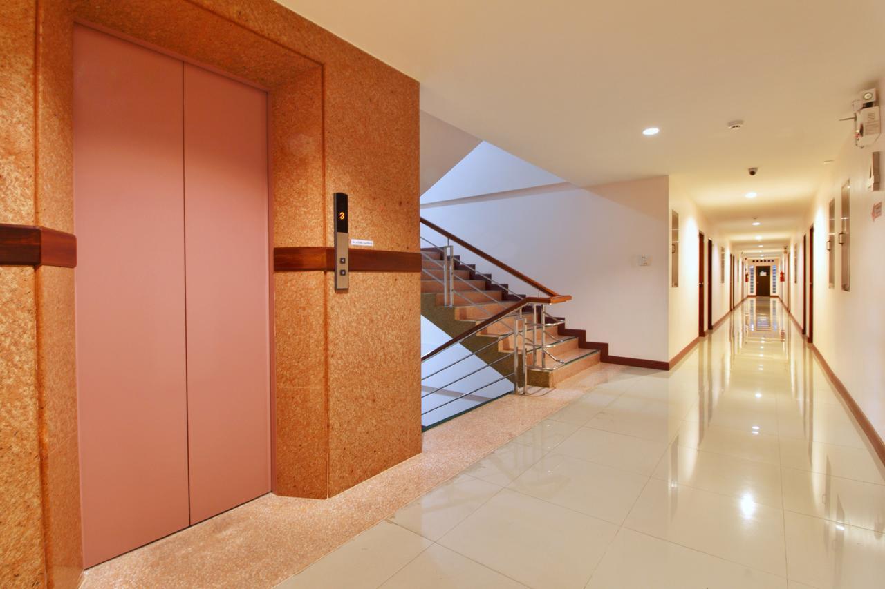 Jaroonsak Grand Hotel Trang Bagian luar foto